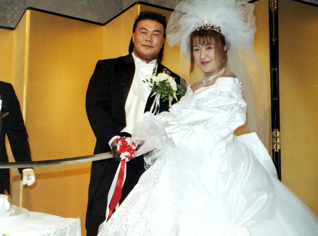 95年、結婚披露宴を行う佐々木健介とウエディングドレス姿の北斗晶