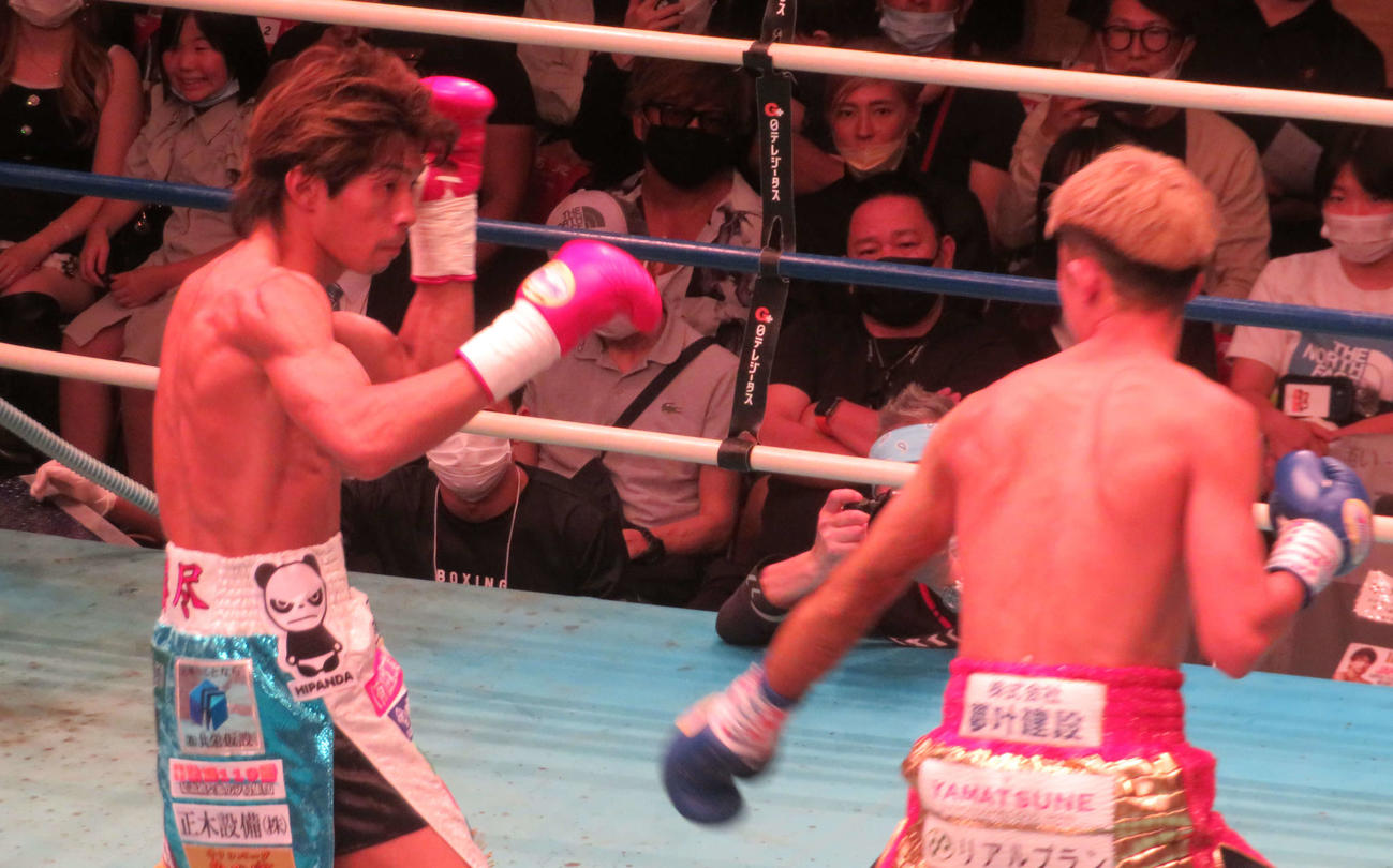 日本スーパーフェザー級挑戦者決定戦で同級2位原優奈（右）と対戦した同級1位波田大和