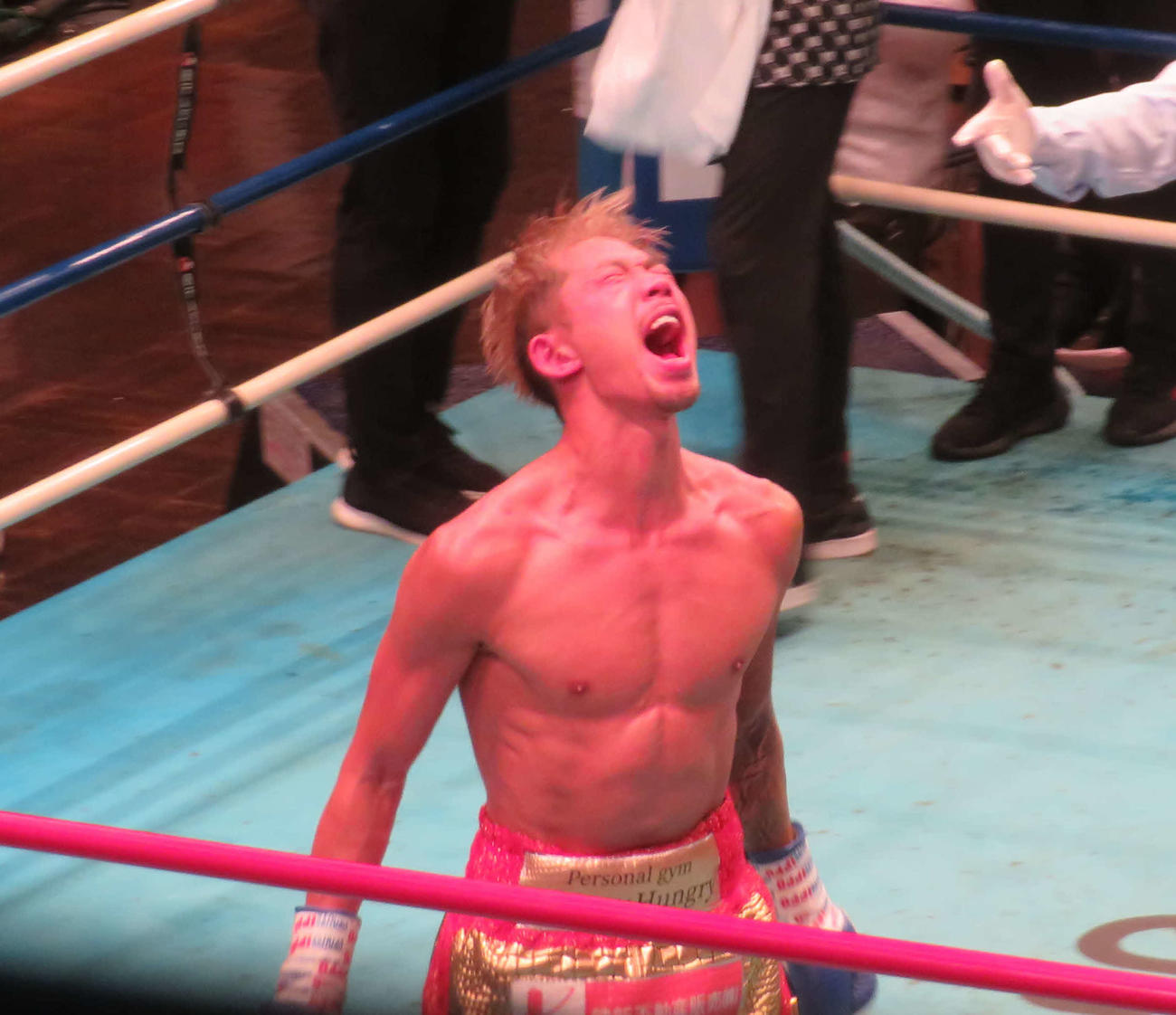日本スーパーフェザー級挑戦者決定戦で判定勝利した同級2位原優奈は判定結果を聞いて雄たけび
