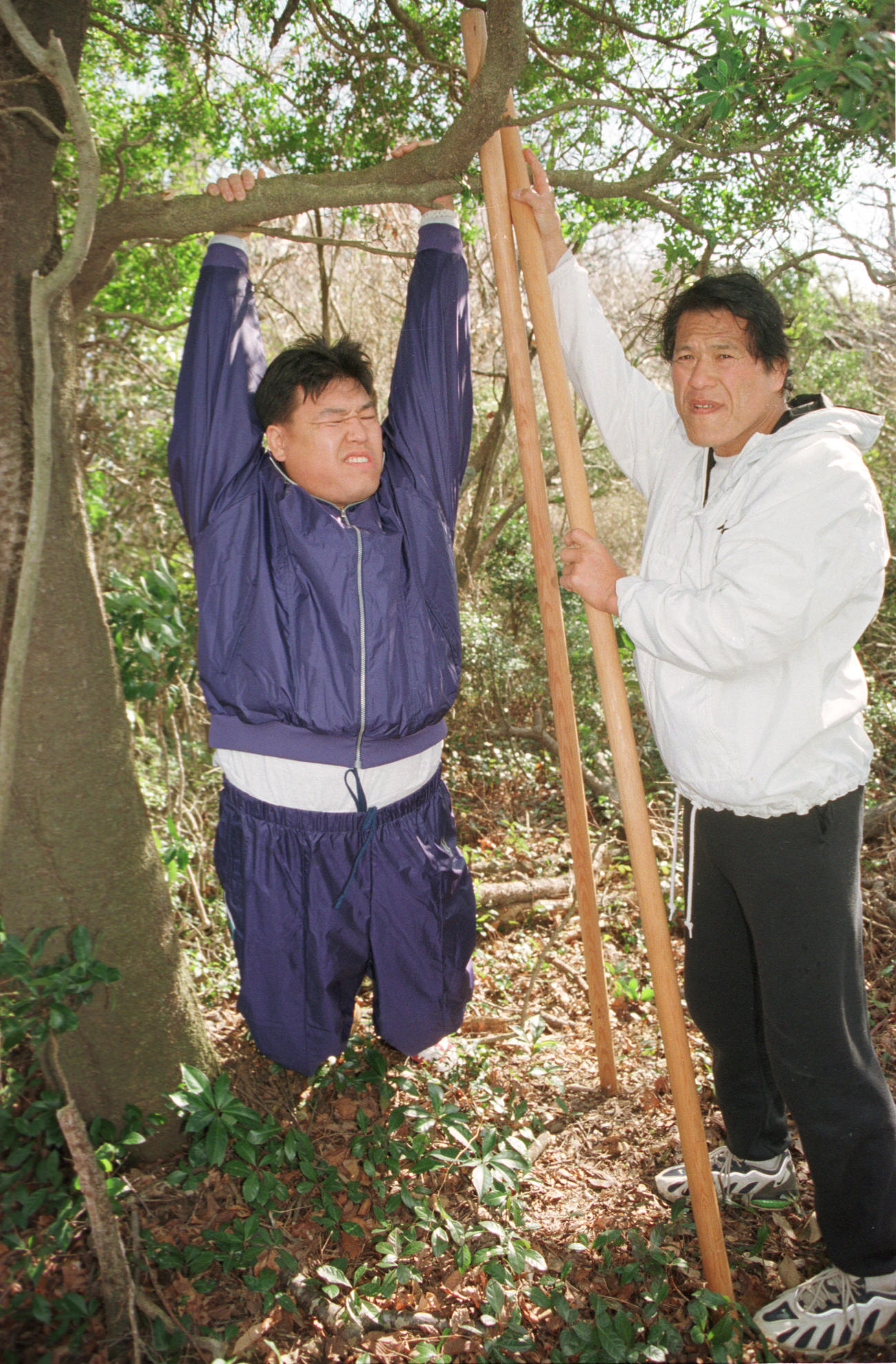 97年3月、伊豆の山中で特訓する小川直也（左）とアントニオ猪木