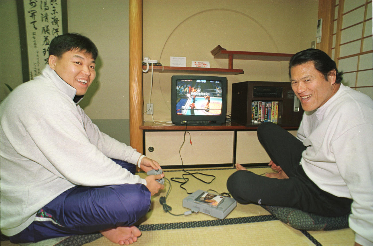 97年3月、プロレスゲームでイメージトレーニングをする小川直也（左）とアントニオ猪木