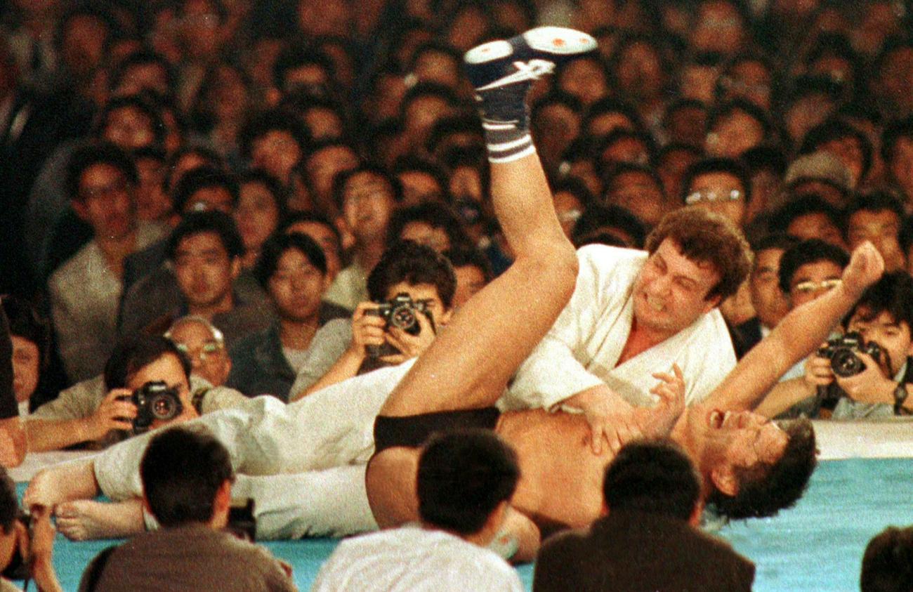 89年4月、新日本「闘強導夢」大会　チョチョシビリ（後方）に投げつけられ抑え込まれる猪木