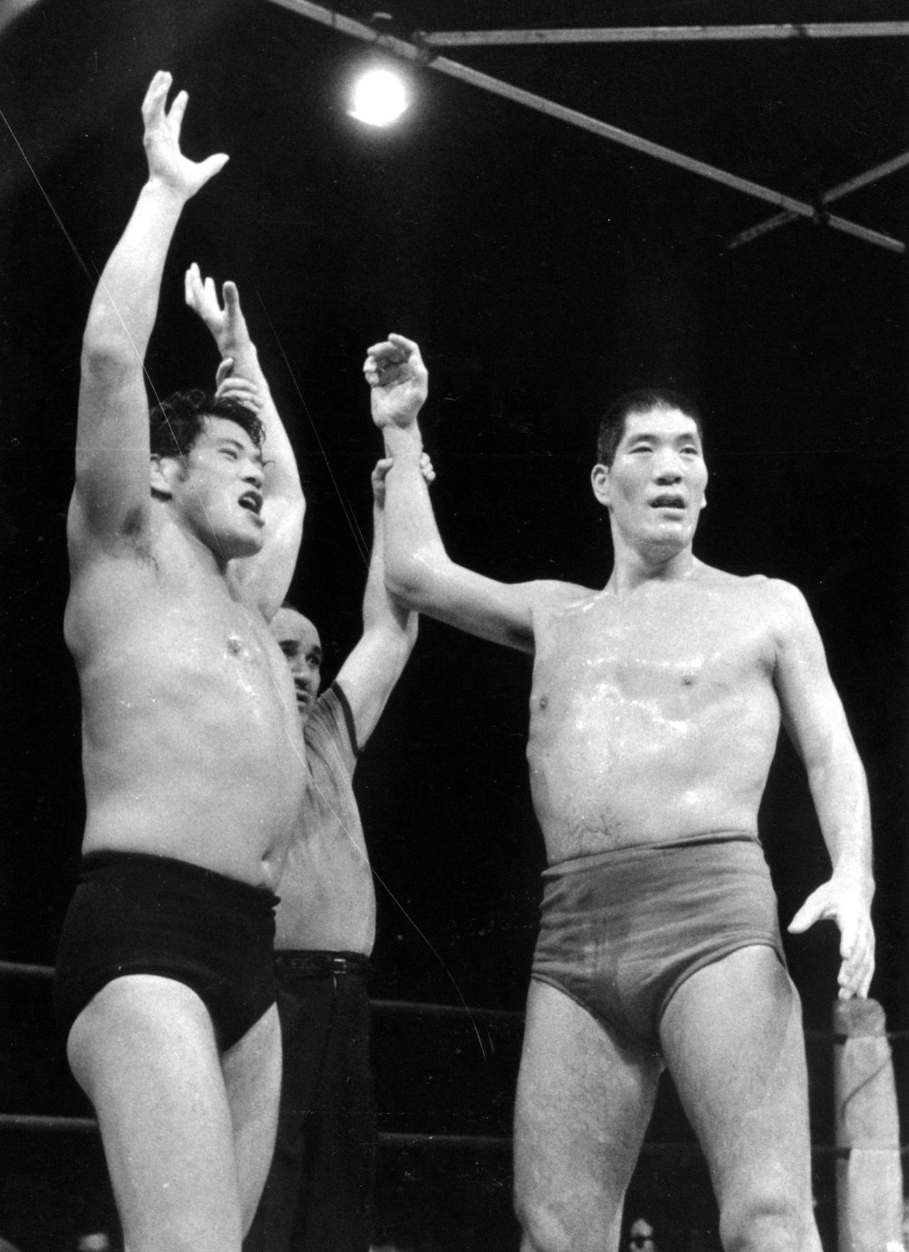 70年8月、ジャイアント馬場（右）とアントニオ猪木