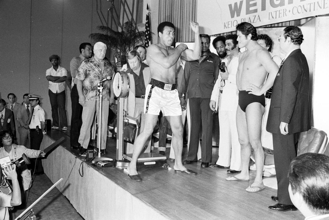 76年6月、ムハマド・アリさん（中央）の挑発を受けるアントニオ猪木さん（右から2人目）