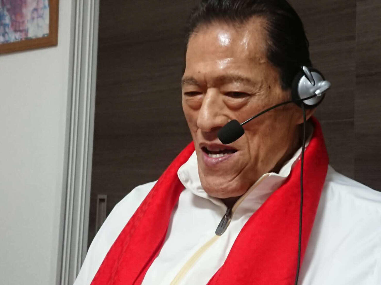 2月26日、インタビューに応答するアントニオ猪木さん