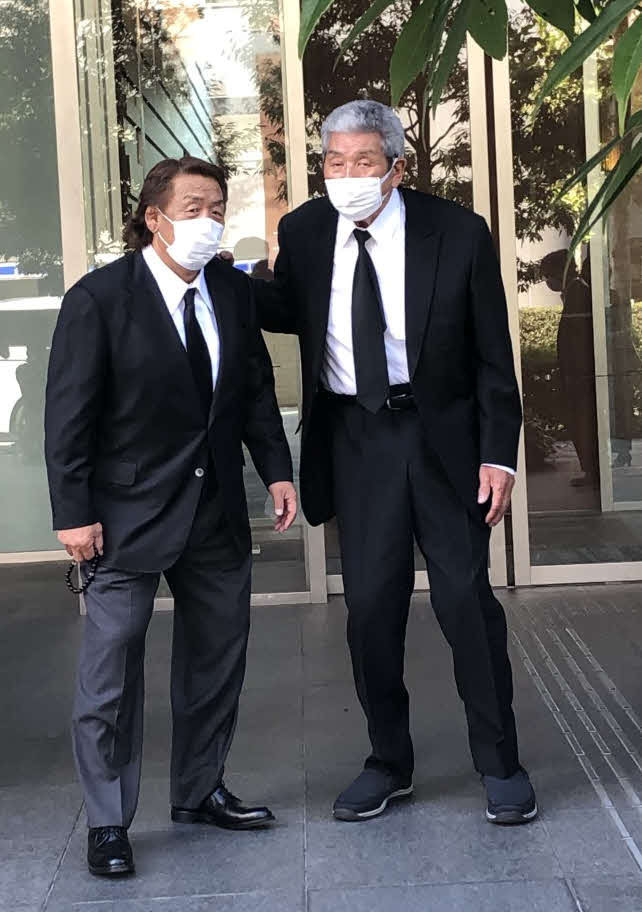 アントニオ猪木さんの自宅に弔問に訪れた元プロレスラー長州力（左）と新日本プロレスの坂口征二相談役（撮影・磯綾乃）