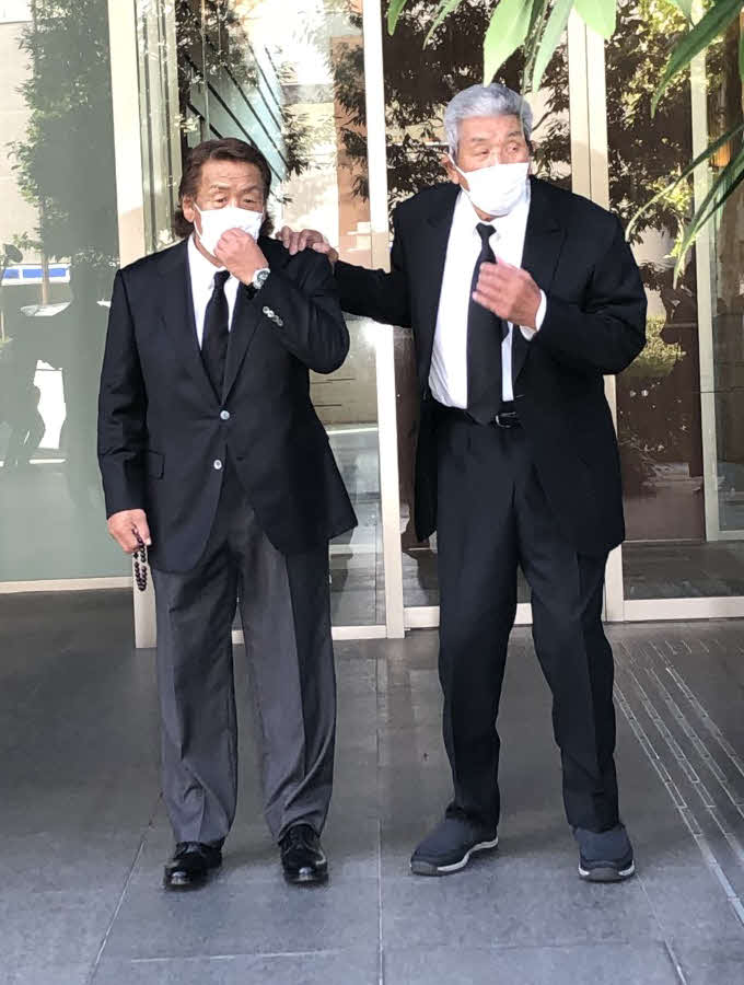 アントニオ猪木さんの自宅に弔問に訪れた元プロレスラー長州力（左）と新日本プロレスの坂口征二相談役（撮影・磯綾乃）