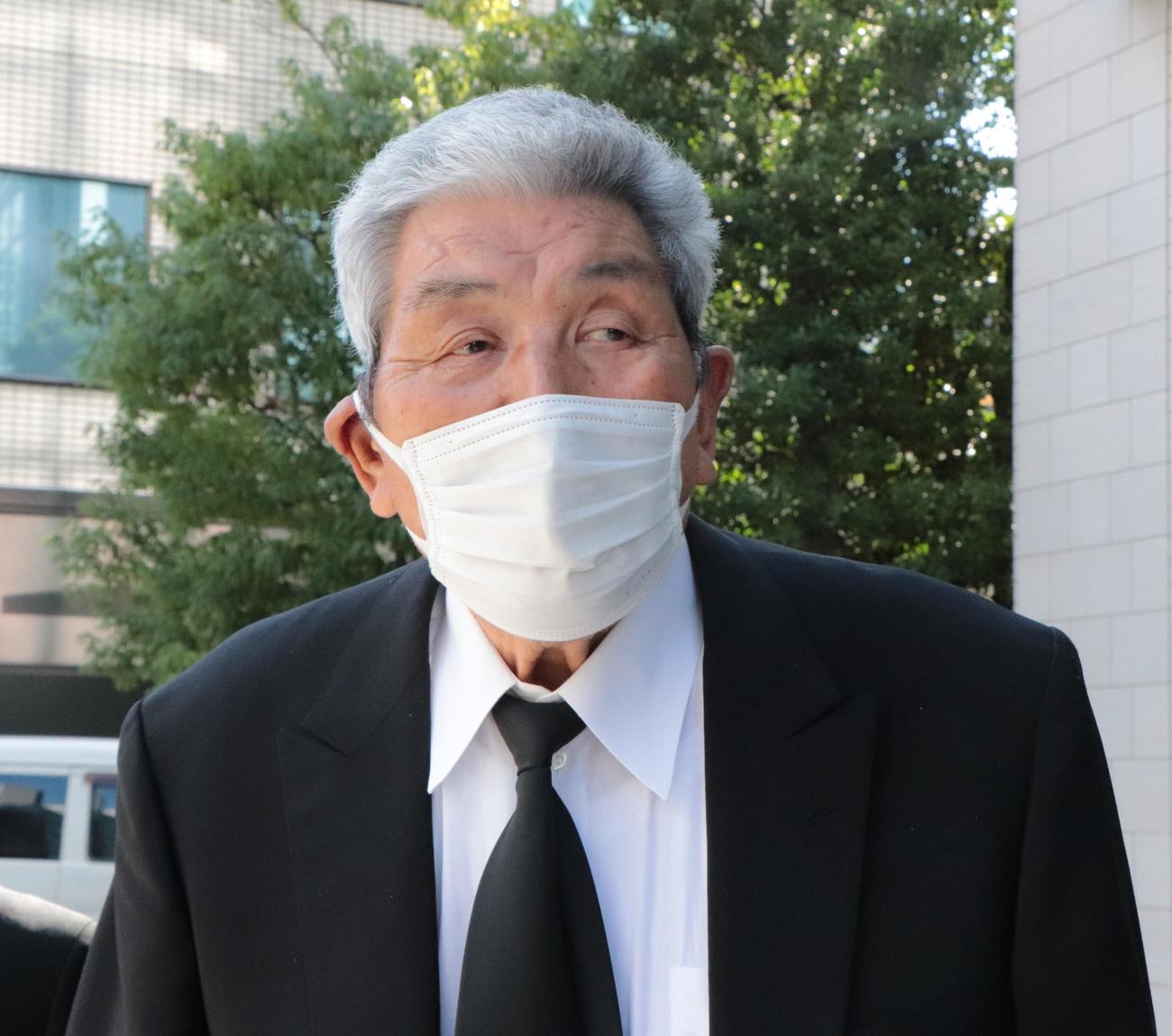 亡くなったアントニオ猪木さん宅を弔問し、報道陣に対応する新日本プロレス相談役の坂口征二氏（撮影・藤塚大輔）