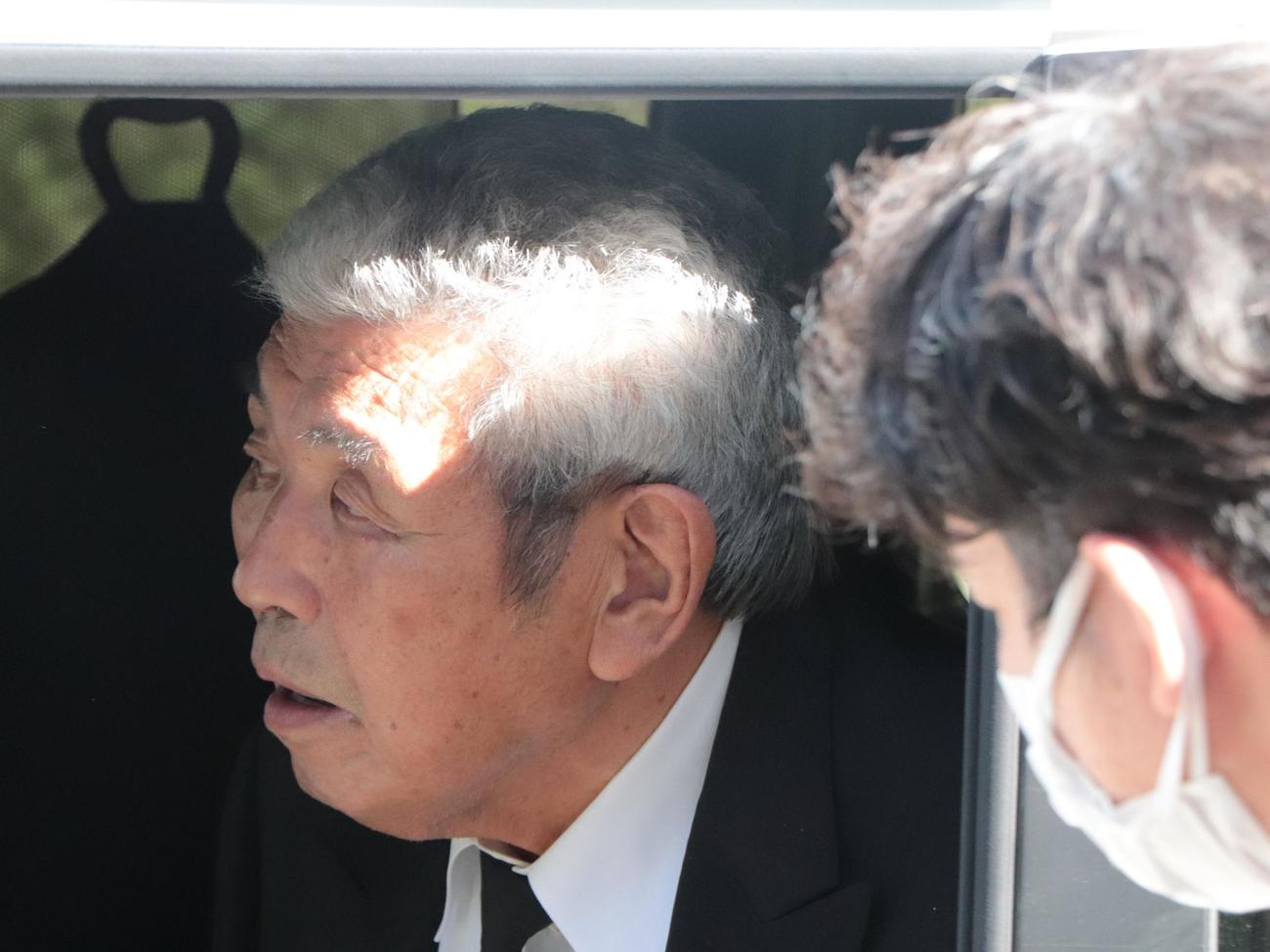 亡くなったアントニオ猪木さん宅を弔問し、報道陣への対応を終えて車に乗り込む新日本プロレス相談役の坂口征二氏（撮影・藤塚大輔）