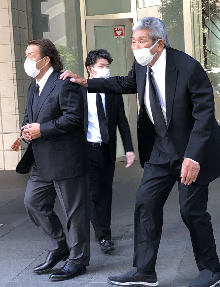 アントニオ猪木さんの自宅に弔問に訪れた元プロレスラー長州力（左）と新日本プロレスの坂口征二相談役（撮影・磯綾乃）