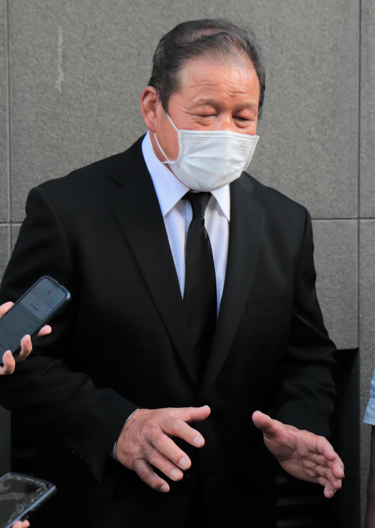 亡くなったアントニオ猪木さん宅を弔問し、報道陣へ対応する藤波辰爾（撮影・藤塚大輔）