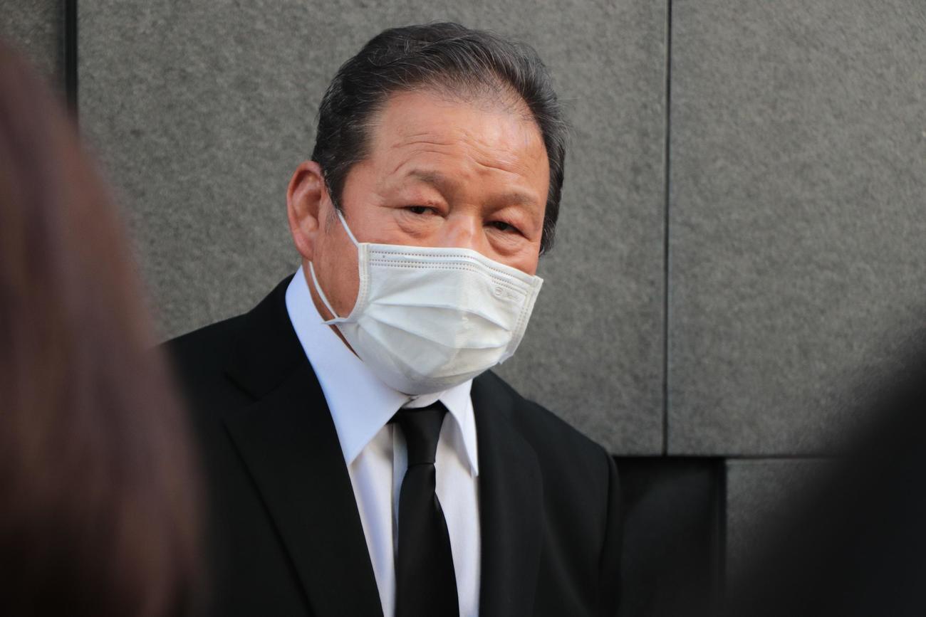 亡くなったアントニオ猪木さん宅を弔問し、報道陣へ対応する藤波辰爾（撮影・藤塚大輔）
