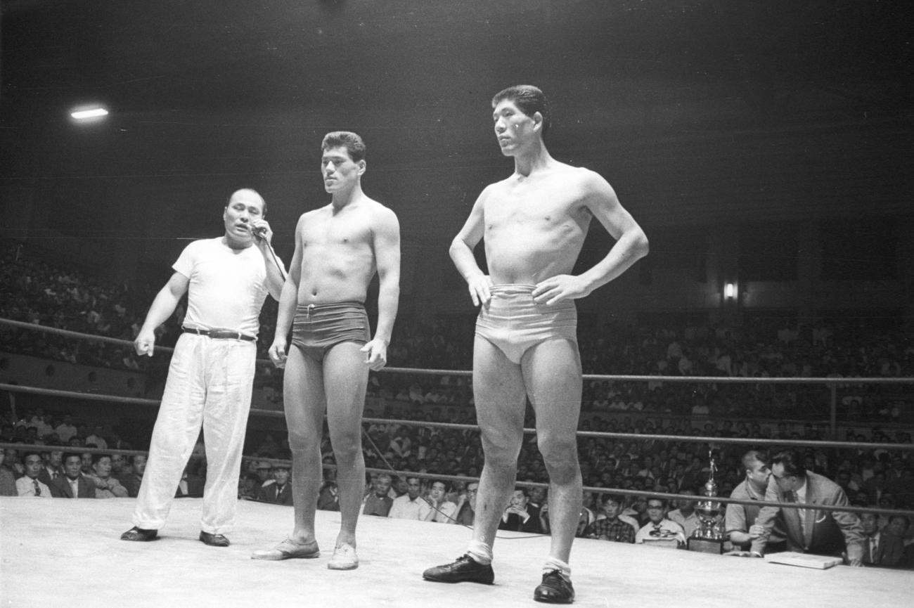 60年6月、アジアタッグ選手権戦前にファンに紹介された馬場正平さん（右）と猪木完至さん（中央）。左はレフェリー九州山さん
