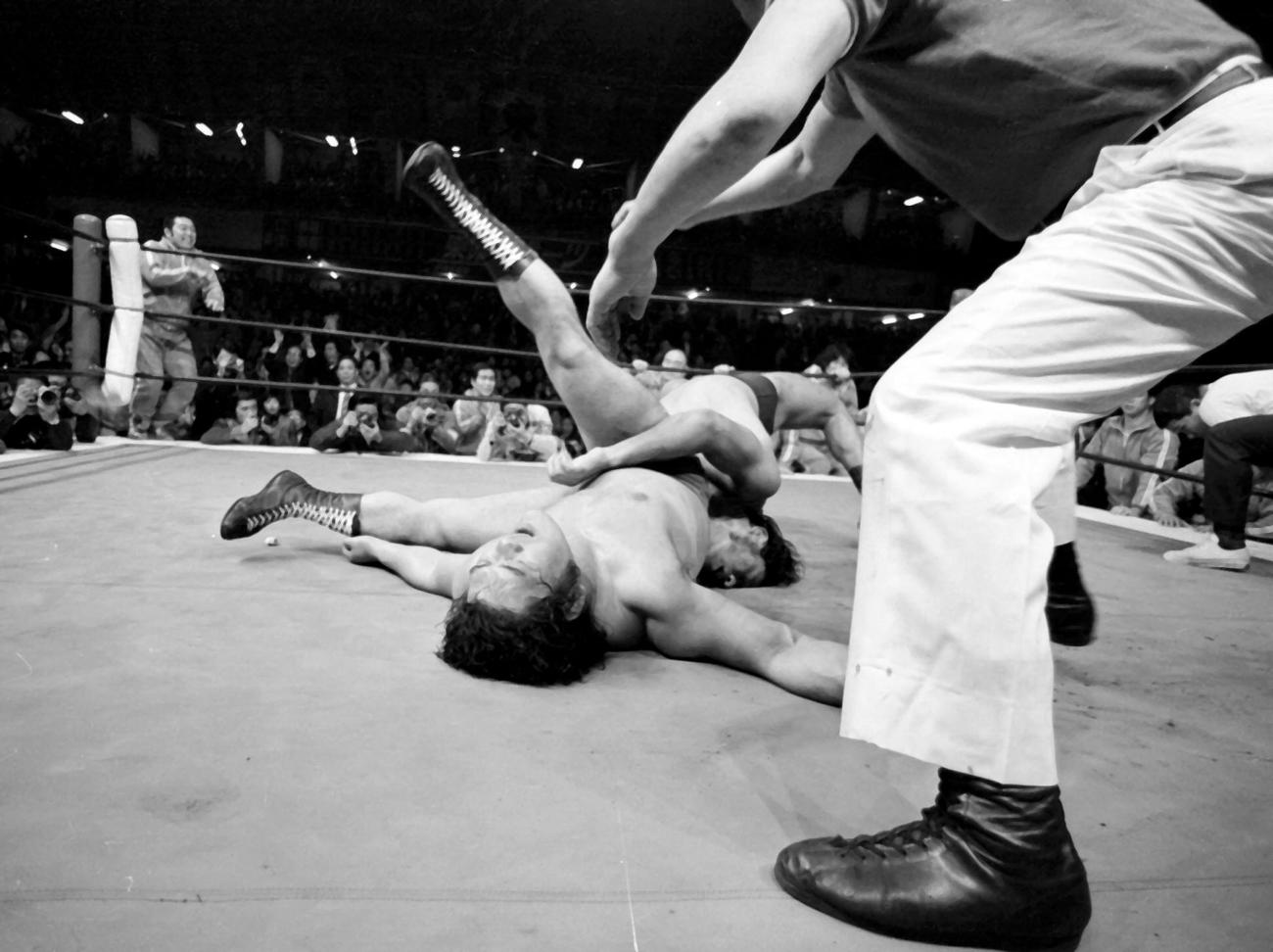 74年3月、新日本プロレスNWF認定ヘビー級選手権　ストロング小林（手前）にバックドロップを決め勝利をおさめる
