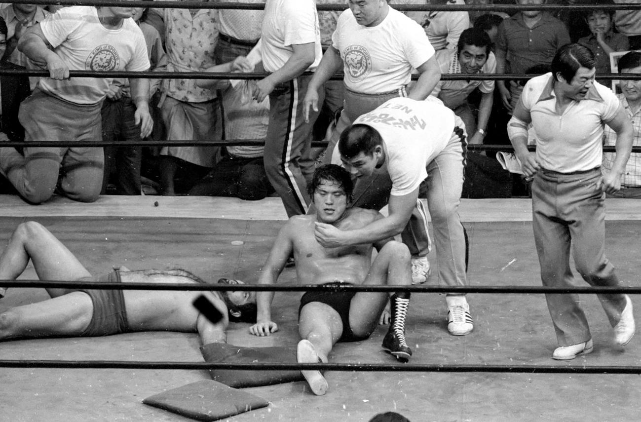76年、タイガー・ジェット・シン（左）にスープレックスを見舞って勝利をおさめたアントニオ猪木さん（中央）