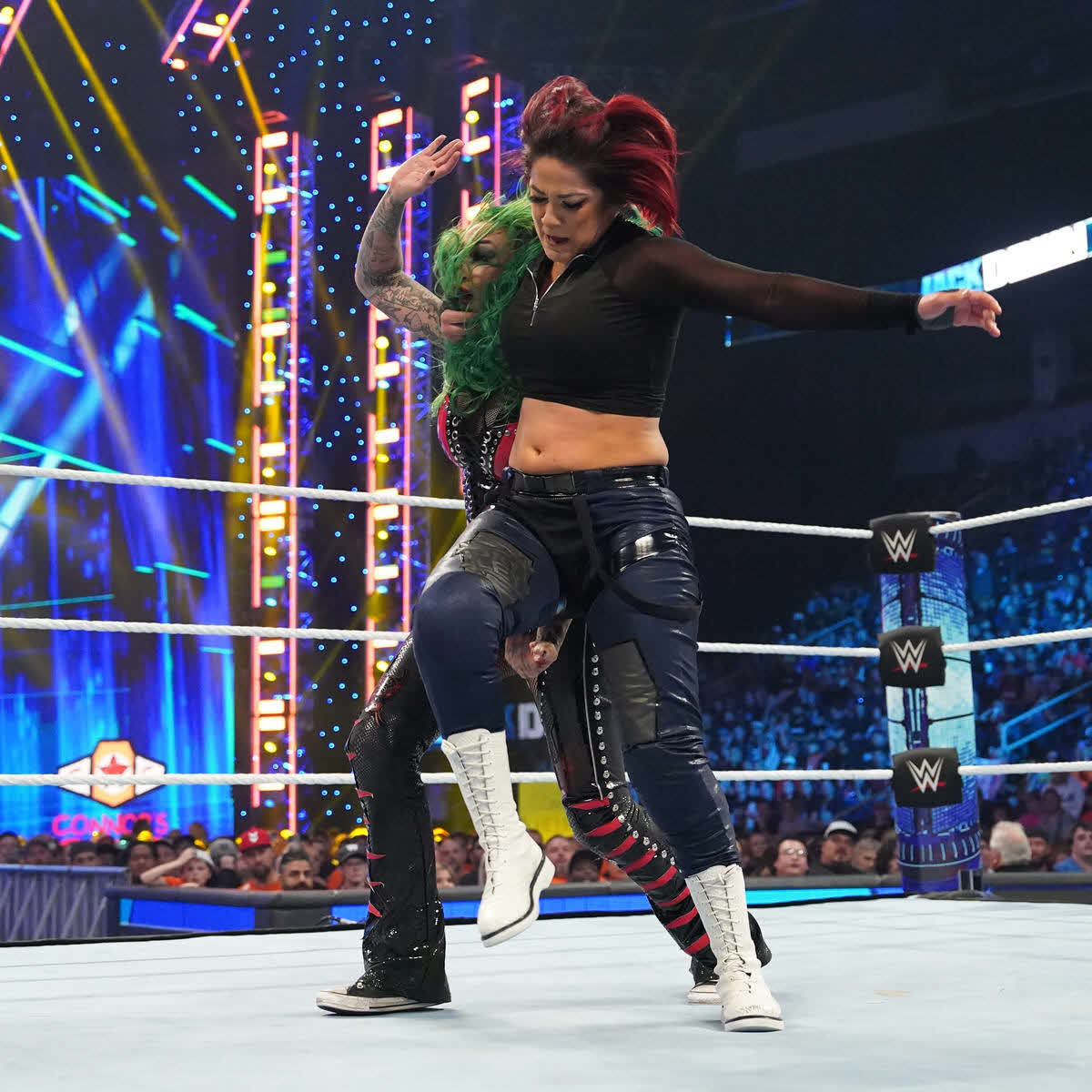 ショッツィ（左）をローズプラントで投げるベイリー（C）2022 WWE, Inc. All Rights Reserved.

