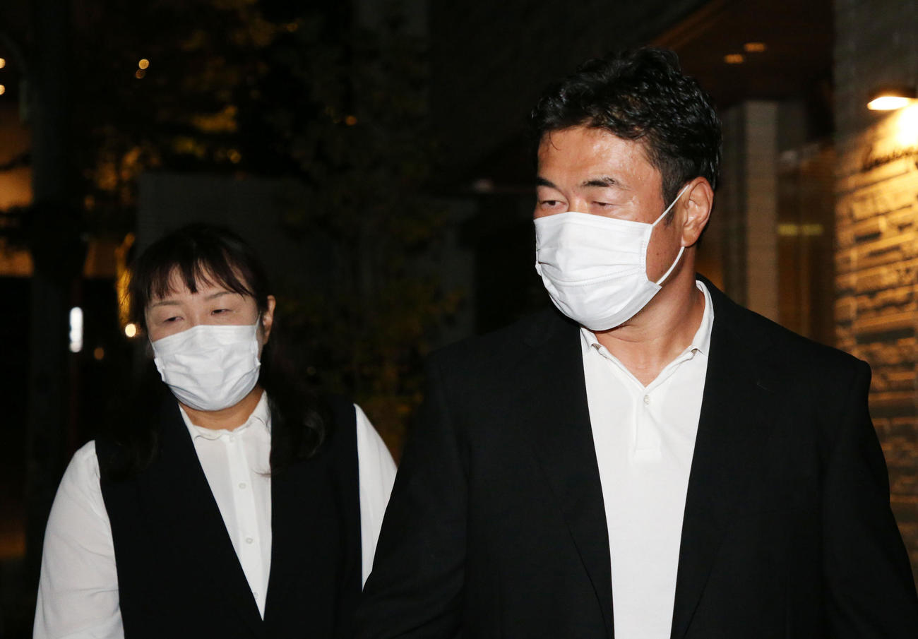 アントニオ猪木さん宅を弔問した佐々木健介と北斗晶夫妻（撮影・宮地輝）