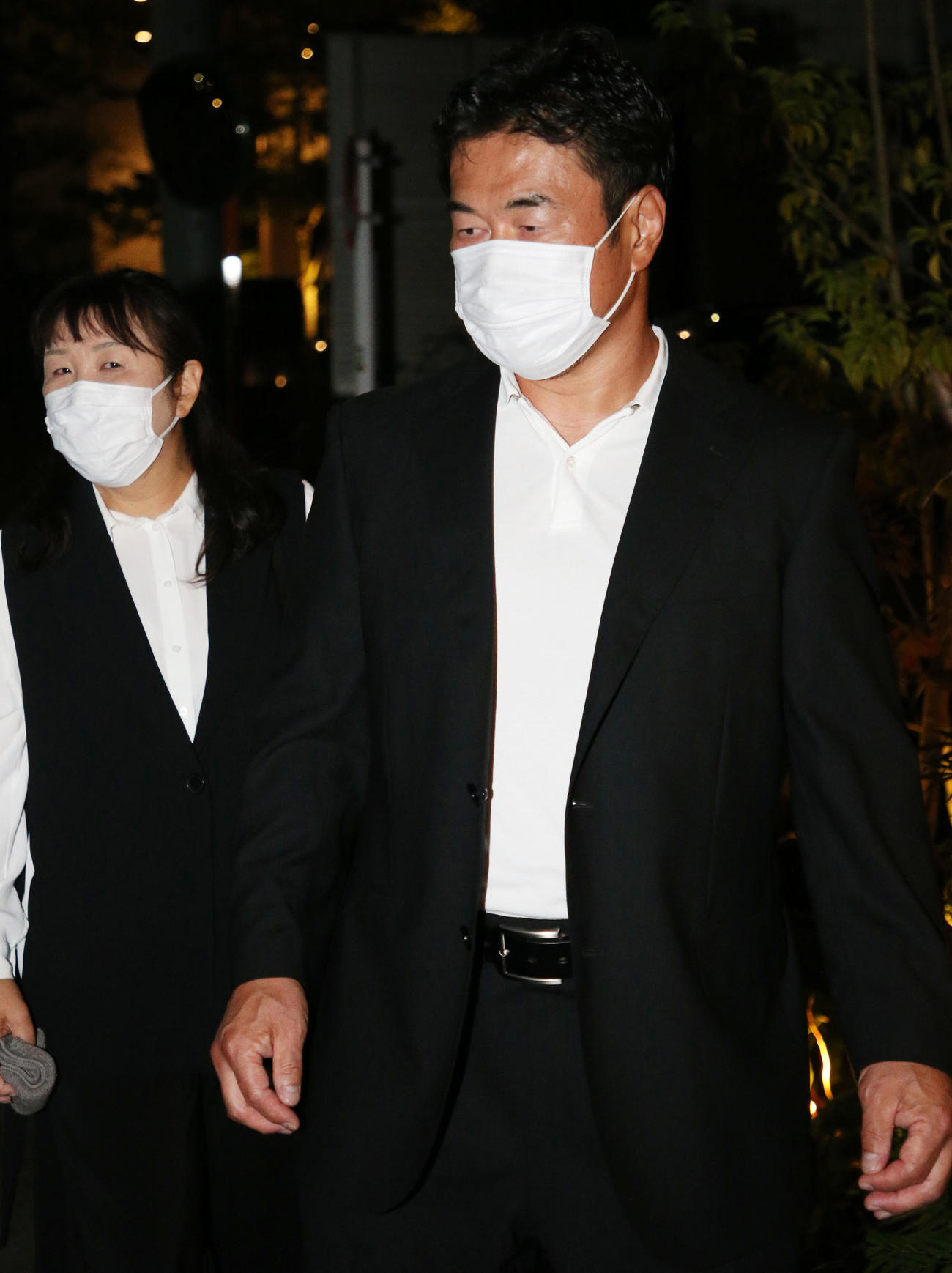 アントニオ猪木さん宅を弔問した佐々木健介（右）と北斗晶夫妻（撮影・宮地輝）