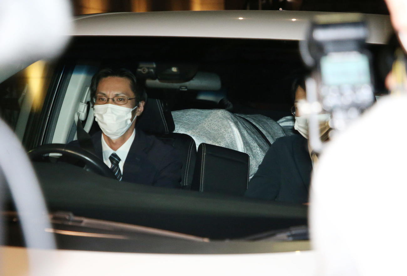 アントニオ猪木さんの遺体を乗せた車が自宅を出る（撮影・宮地輝）