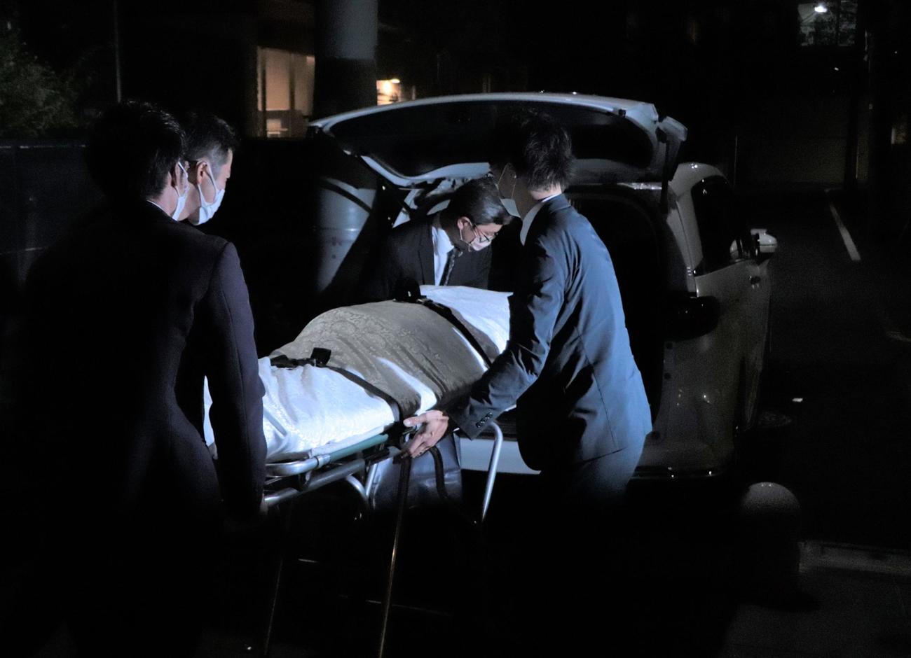 亡くなったアントニオ猪木さんの遺体が車に運ばれる（撮影・藤塚大輔）