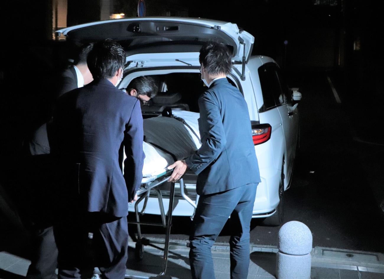亡くなったアントニオ猪木さんの遺体が車に運ばれる（撮影・藤塚大輔）