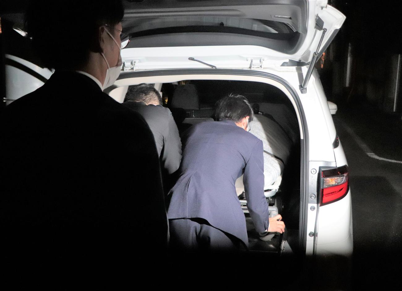 亡くなったアントニオ猪木さんの遺体が車に運ばれる（撮影・藤塚大輔）