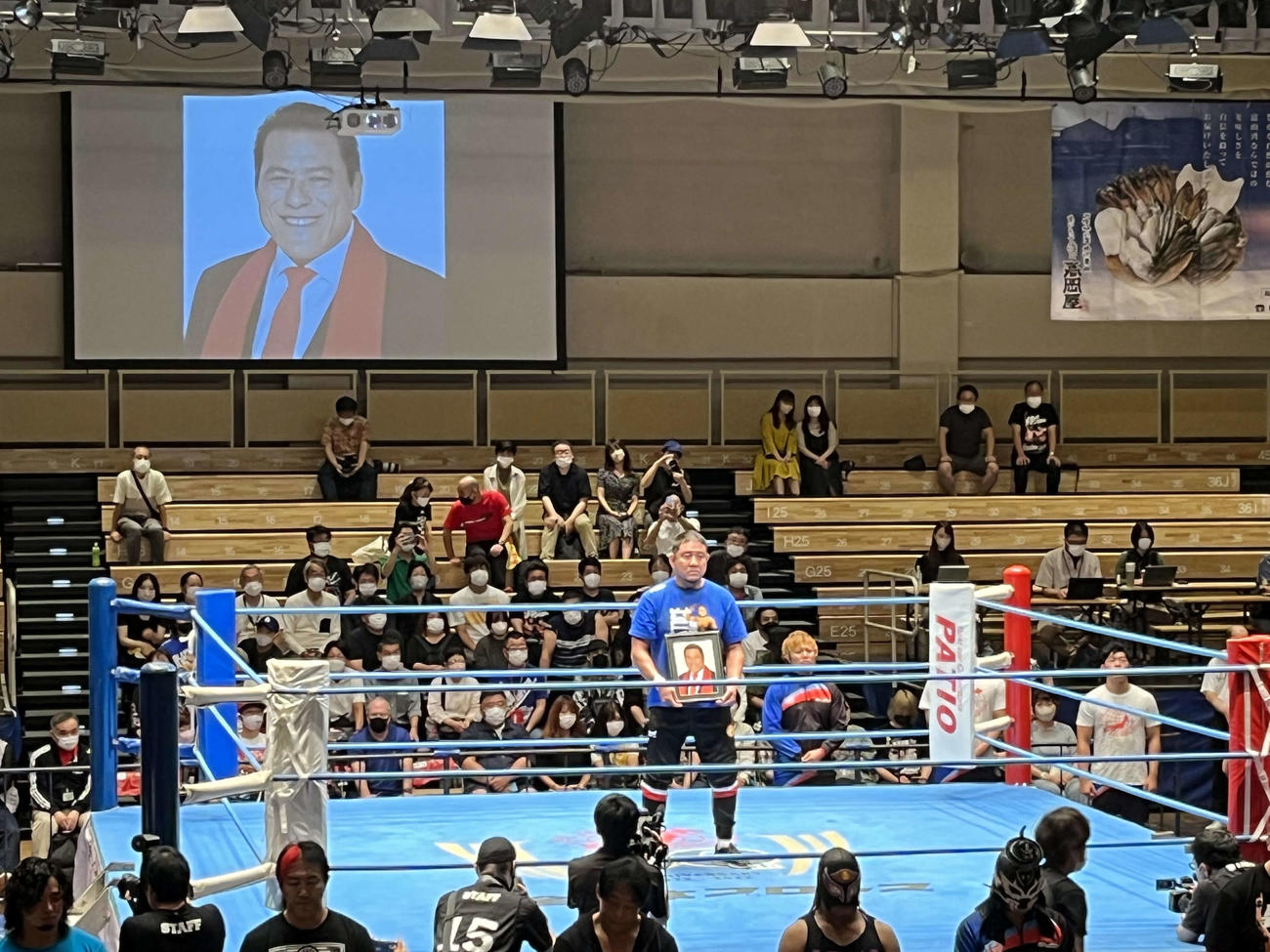 全日本プロレスは猪木さんに追悼10カウントをささげる。リング上は新日本永田（撮影・勝部晃多）