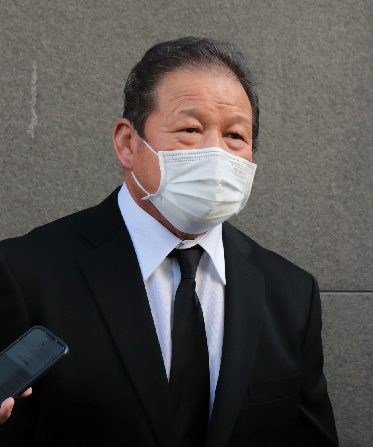 亡くなったアントニオ猪木さん宅を弔問し、報道陣へ対応する藤波辰爾（2022年10月2日）