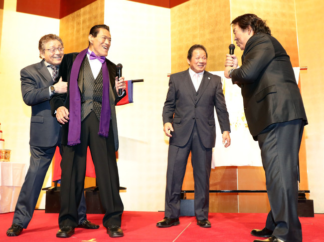 「アントニオ猪木の喜寿を祝う会」　アントニオ猪木氏（左から２人目）に、長州力（右）が何かを急に訴える。右から２人目は藤波辰爾、左端は天龍源一郎（2020年2月20日）
