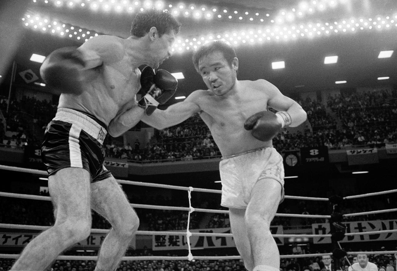 エデル・ジョフレさん（左）を果敢に攻めるファイティング原田（1966年5月31日）