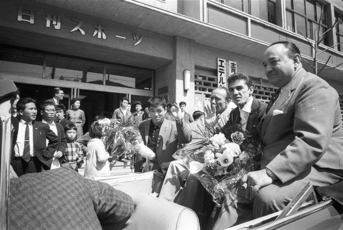 日刊スポーツ新聞社前をオープンカーでパレードする、エデル・ジョフレさん（右から2人目）（1963年3月31日）