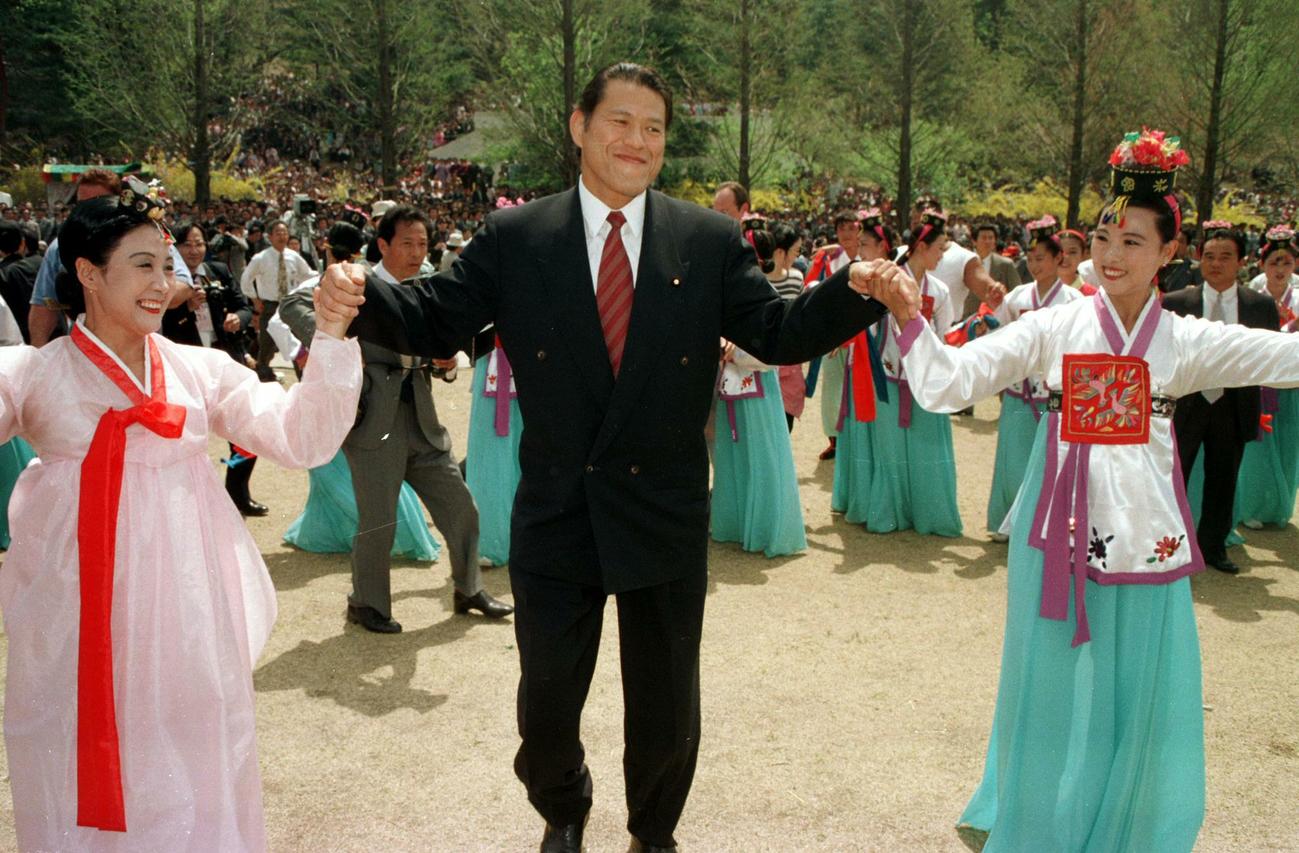 95年、「平和のための平壌国際体育・文化祝典」に参加するため北朝鮮を訪れ民族舞踊の輪に入り歓迎を受ける猪木参院議員