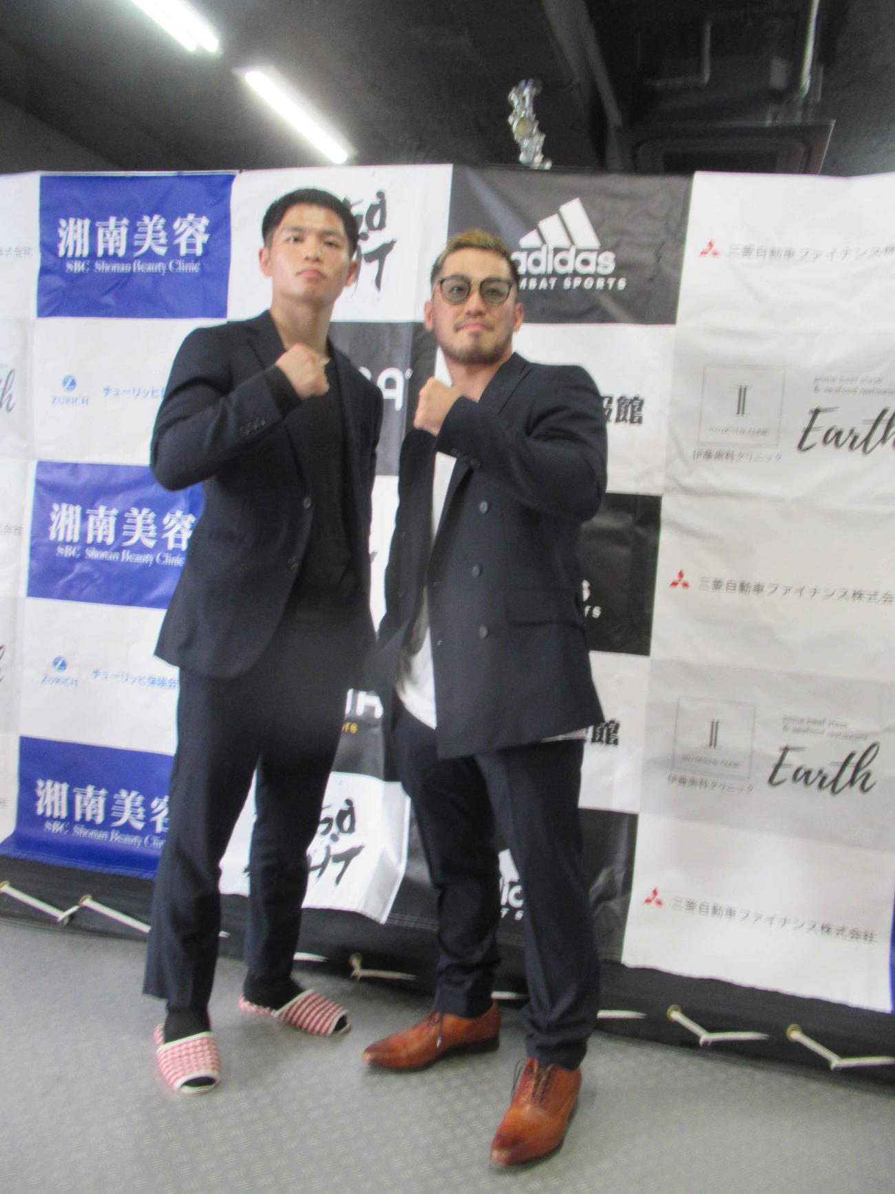 あとがない戦いに臨む元世界王者の宮崎（右）と対戦相手の近藤（撮影・実藤健一）
