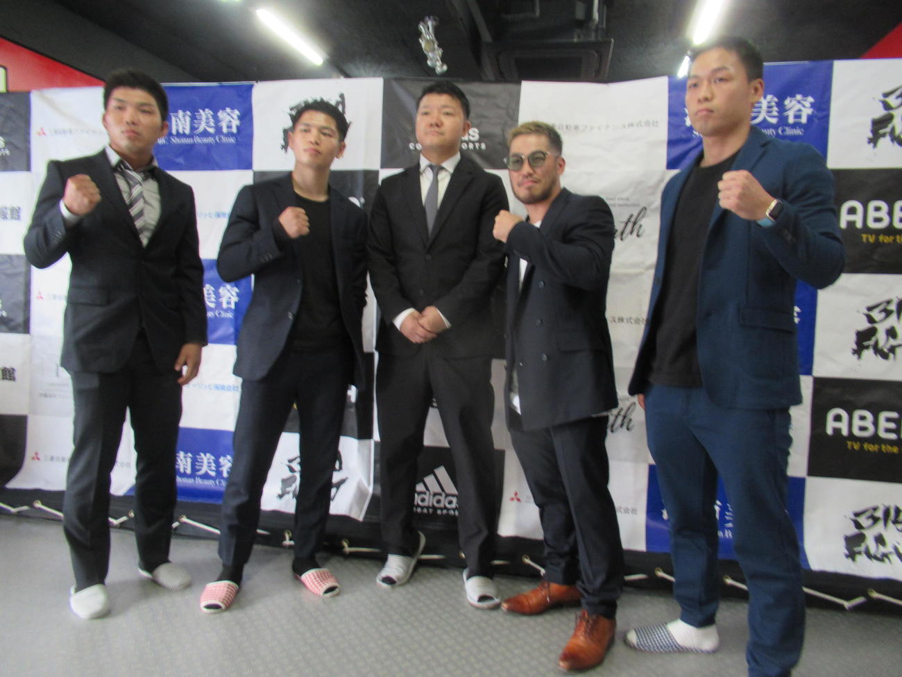 11・27「3150FIGHT SURVIVAL」の会見に臨んだ左から干場、近藤、大毅会長、宮崎、竹嶋（撮影・実藤健一）