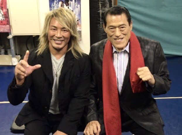 アントニオ猪木さん（右）と写真に納まる棚橋（新日本プロレス提供）