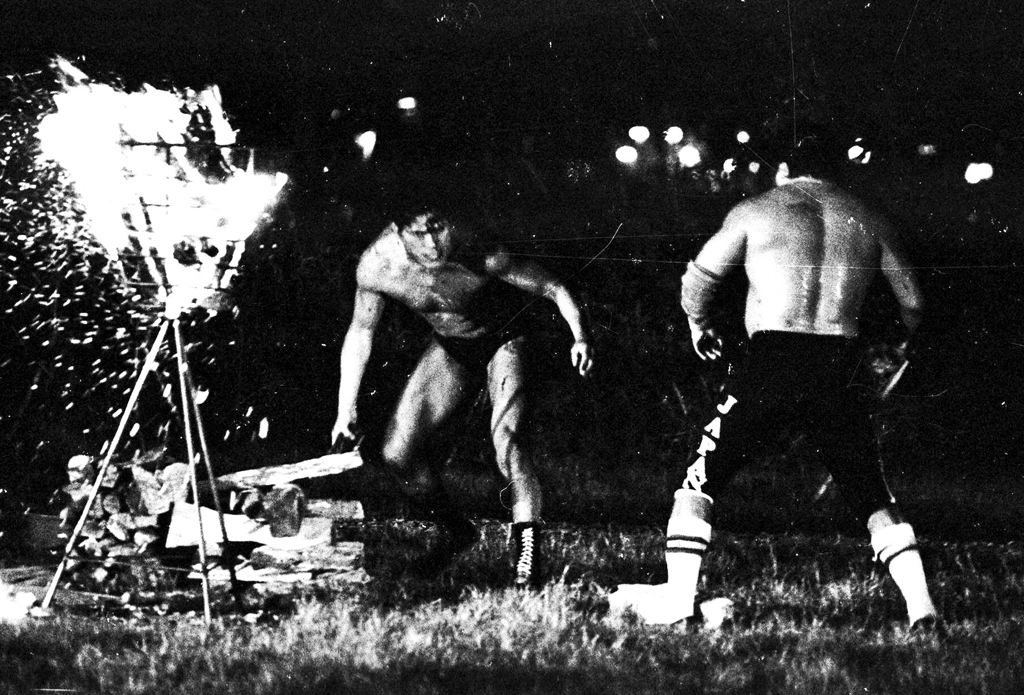 87年10月、巌流島の決戦でマサ斎藤（右）とにらみ合うアントニオ猪木さん
