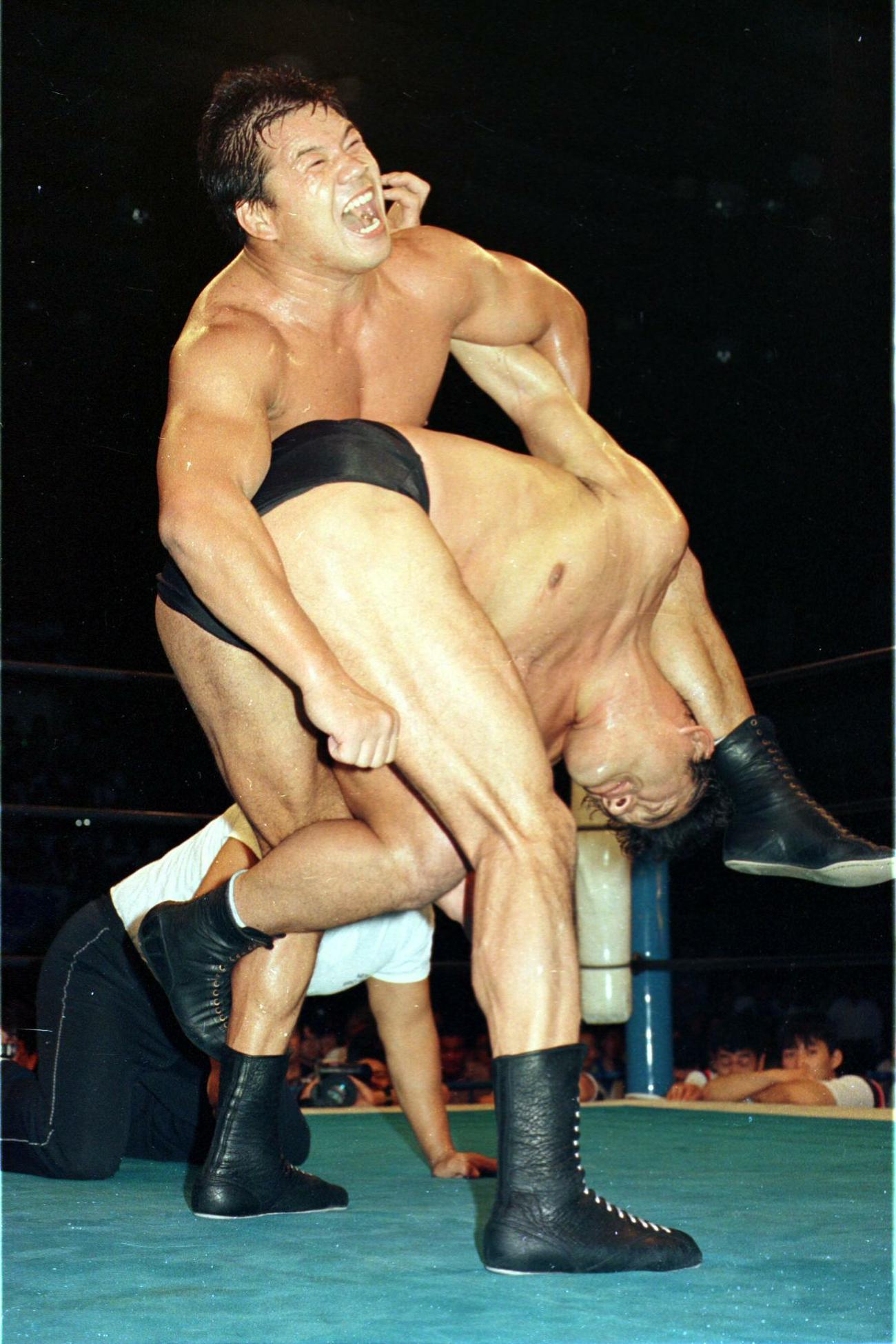 88年8月8日、IWGPヘビー級選手権でアントニオ猪木（下）に卍固めを見舞う藤波辰爾