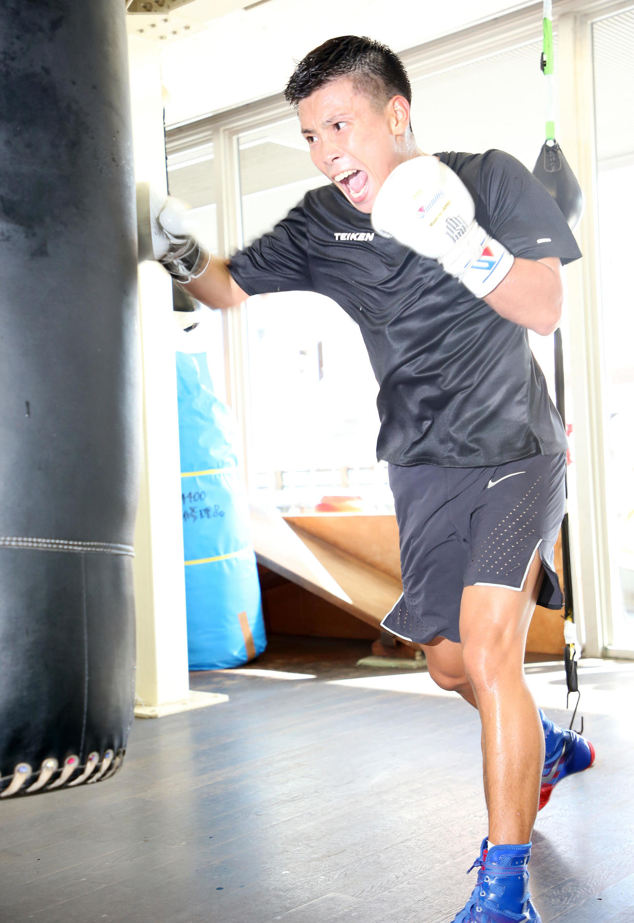 帝拳ジム　サンドバッグを使いトレーニングするWBOアジア・パシフィック・ライトフライ級王者岩田（撮影・宮地輝）