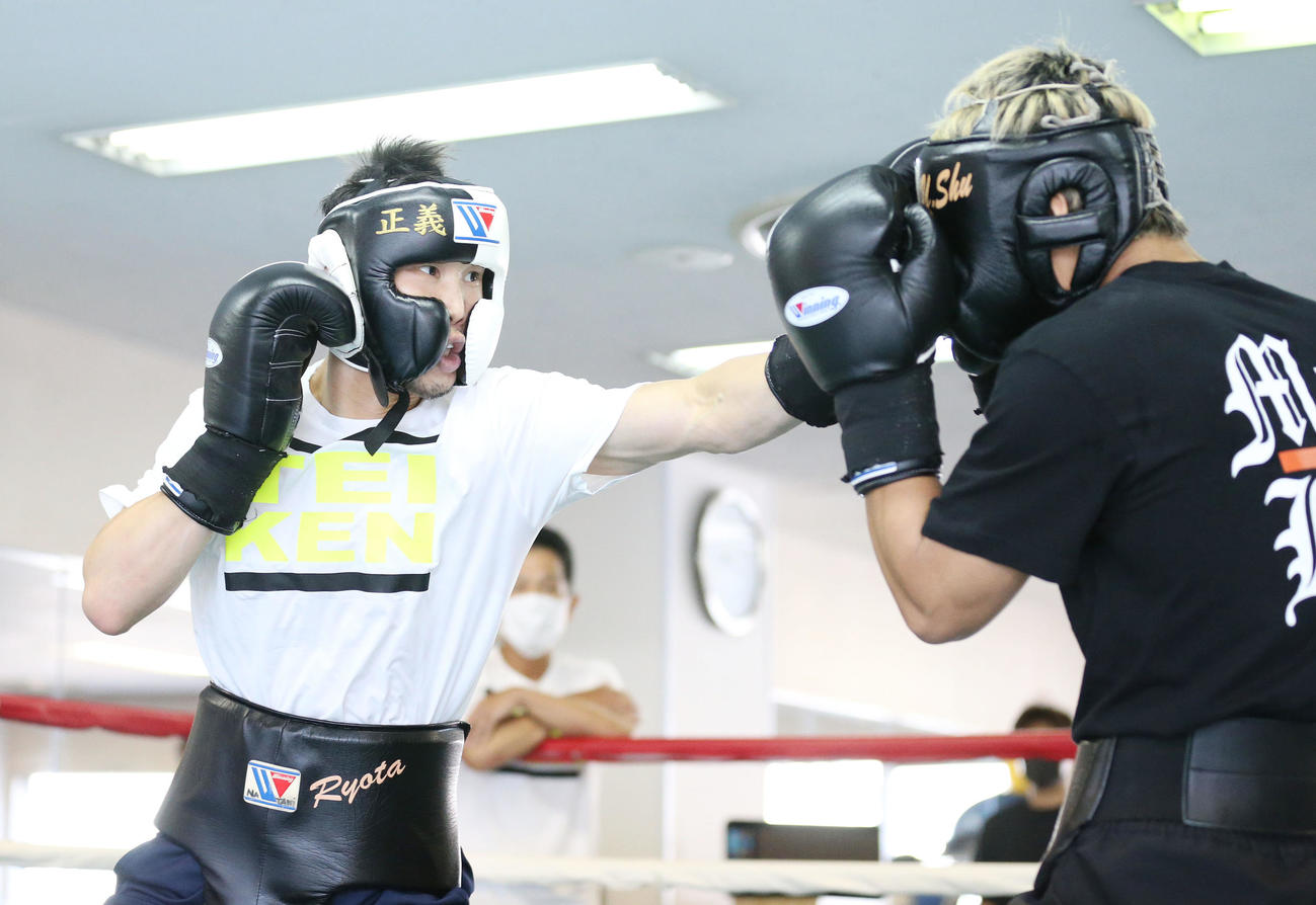 日本ライト級王者宇津木（右）を相手にスパーリングを行うWBOインターコンチネンタル・ライト級王者中谷（撮影・宮地輝）