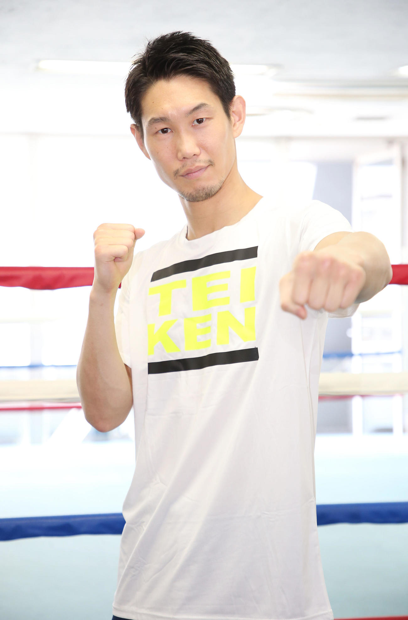 帝拳ジム　拳を突き出すWBOインターコンチネンタル・ライト級王者中谷（撮影・宮地輝）
