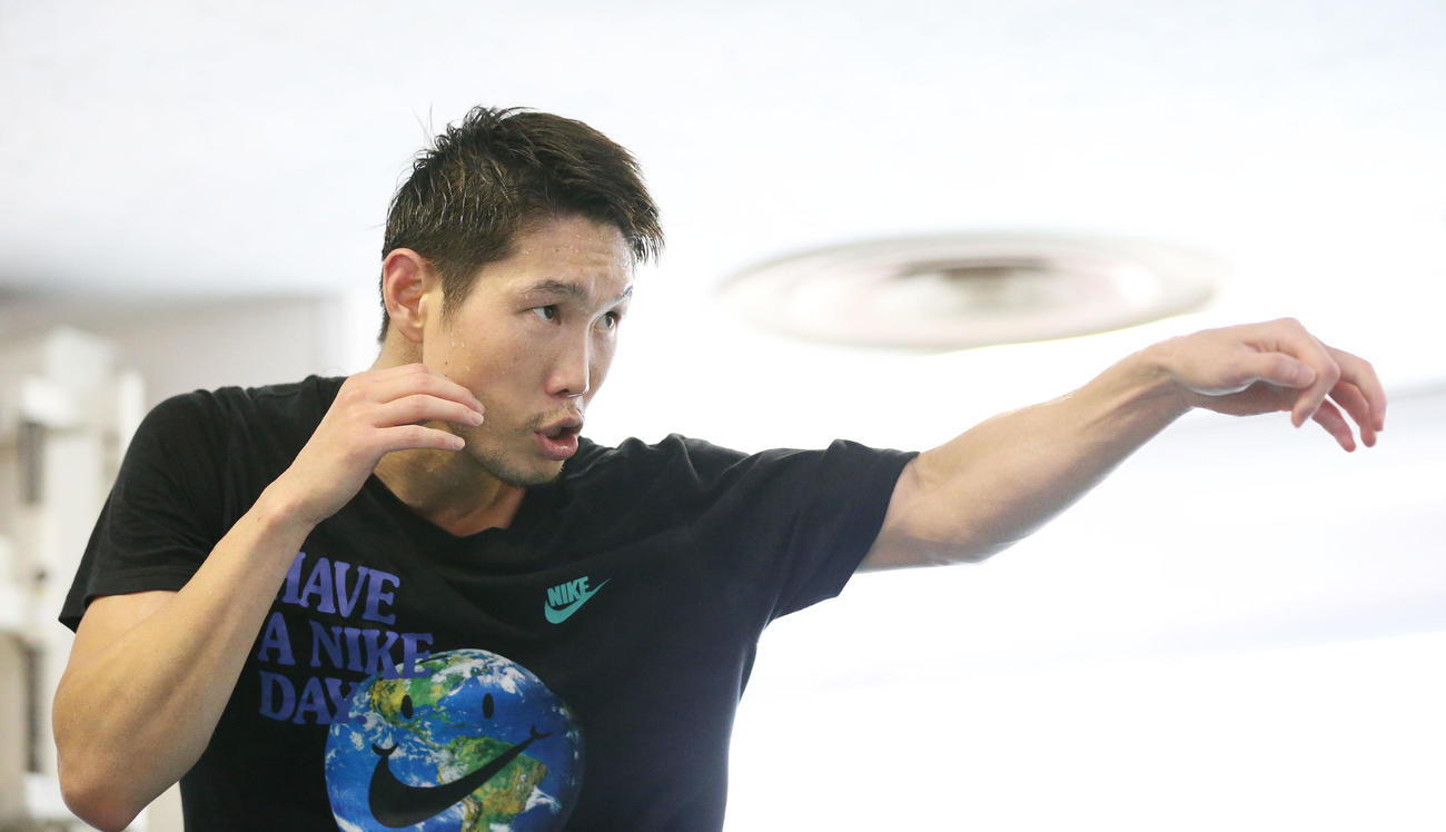 帝拳ジム　シャドーボクシングするWBOインターコンチネンタル・ライト級王者中谷（撮影・宮地輝）