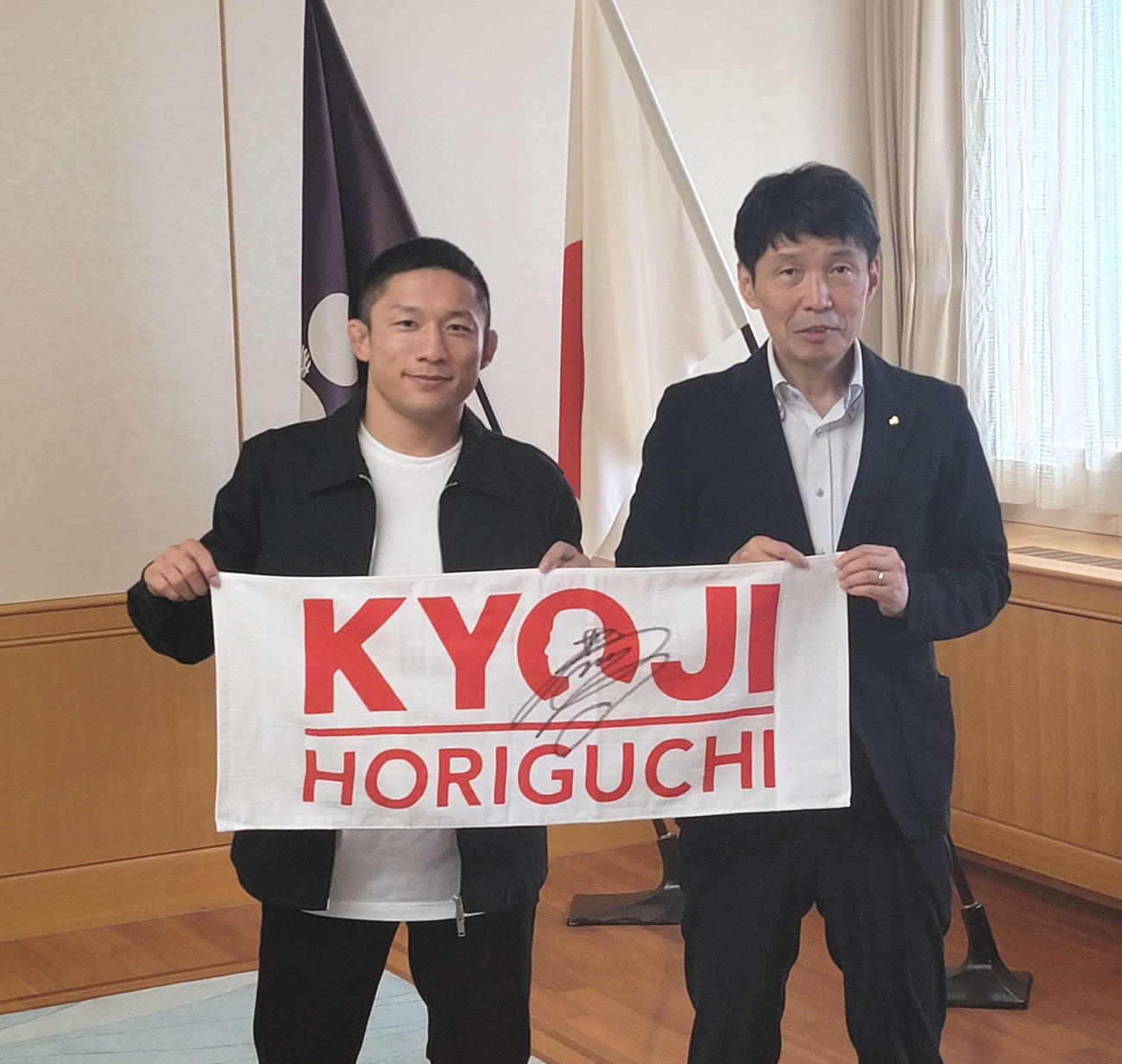 群馬県の山本一太知事（右）から「ぐんま特使」を委嘱されたRIZINバンタム級王者堀口恭司（アローズエンタテインメント提供）