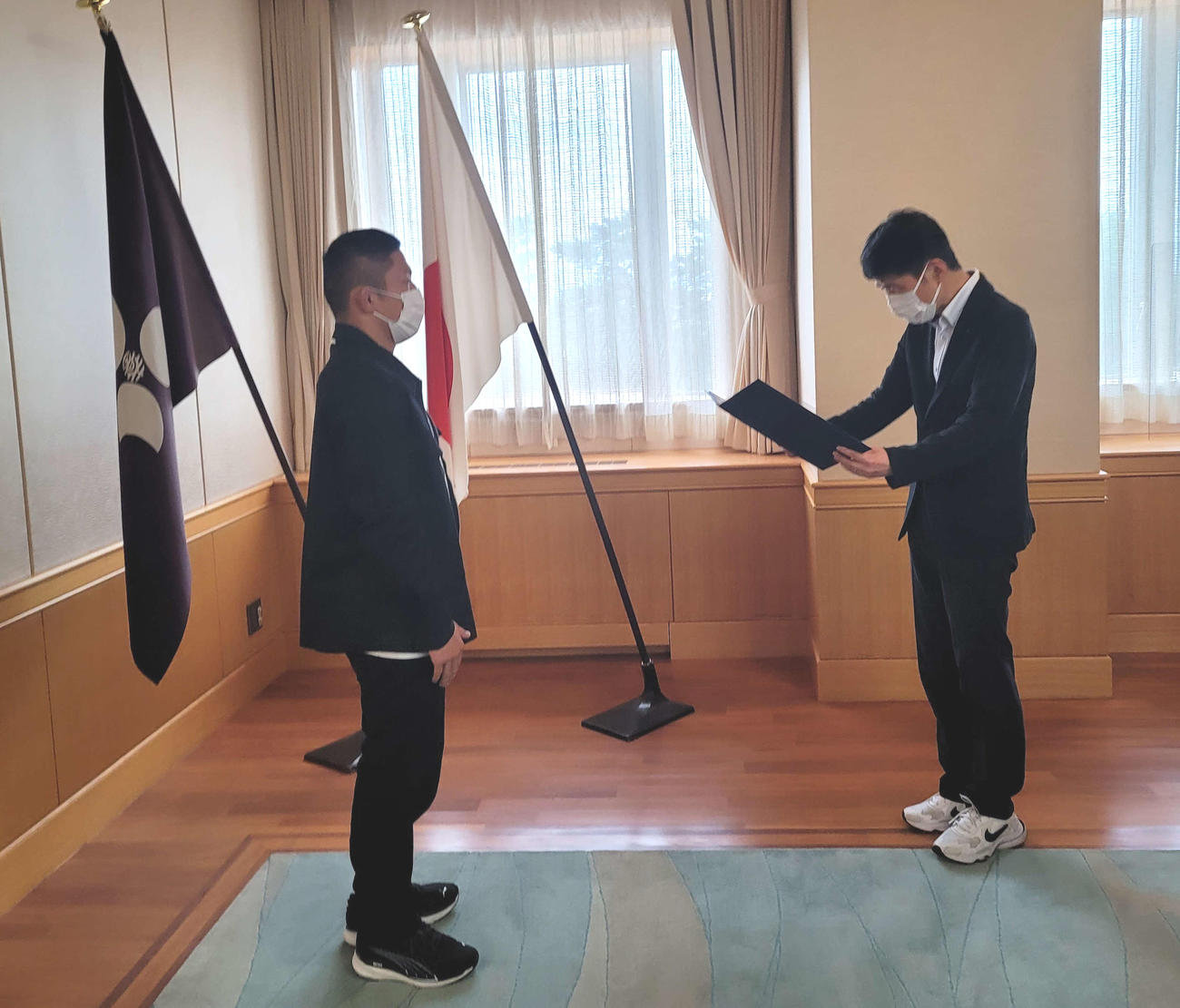 群馬県の山本一太知事（右）から「ぐんま特使」を委嘱されたRIZINバンタム級王者堀口恭司（アローズエンタテインメント提供）