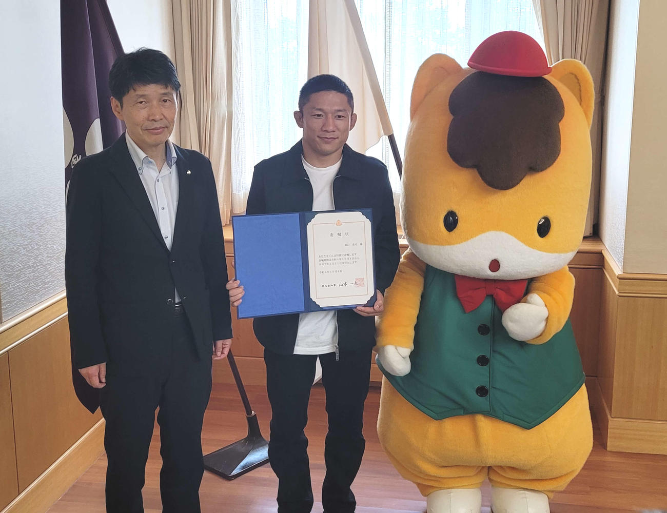 群馬県の「ぐんま特使」に就任したRIZINバンタム級王者堀口恭司（中央）。左端は山本一太知事、右端はゆるキャラのぐんまちゃん