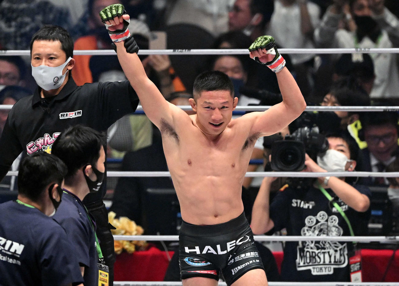 22年9月25日、RIZIN38　金太郎に一本勝ちし勝ち名乗りを受ける堀口恭司