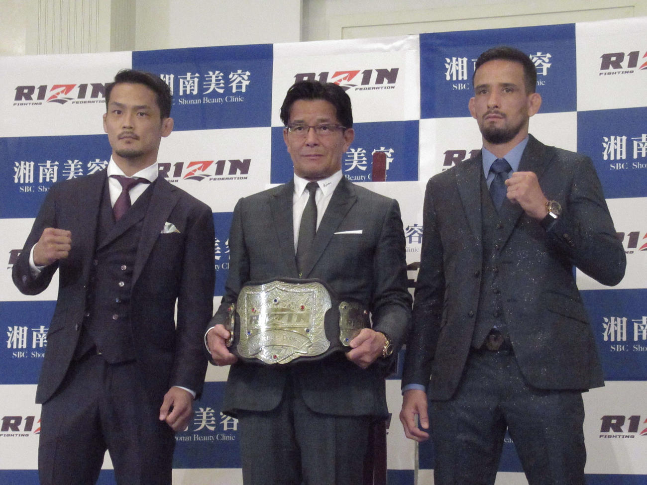 フェザー級選手権試合の調印式を行った牛久（左）とクレベル。中央は榊原CEO（撮影・勝部晃多）