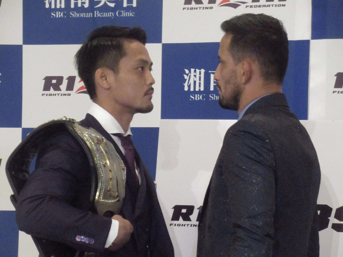 フェザー級選手権試合で対戦する牛久（左）とクレベルはにらみ合う（撮影・勝部晃多）