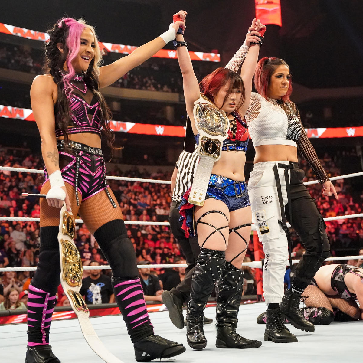 アレクサ・ブリスに勝利したイヨ・スカイ（中央）。左端はダコタ・カイ、右端はベイリー（C）2022 WWE, Inc. All Rights Reserved.