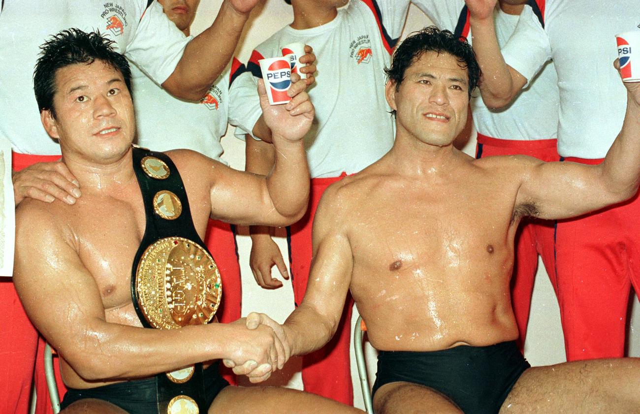 1988年8月8日、アントニオ猪木写真館　新日本IWGPヘビー級選手権　試合後、王者藤波辰爾（左）と祝杯をあげるアントニオ猪木
