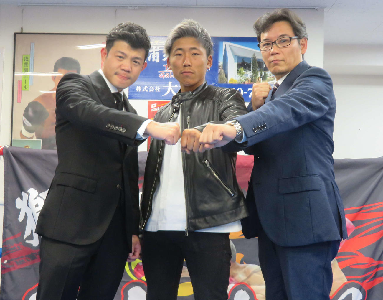 元世界3階級制覇王者亀田興毅ファウンダー（左端）とプロモート契約した日本スーパーフェザー級6位奈良井翼（中央）。右端は奈良井所属ジムの柳光和博会長
